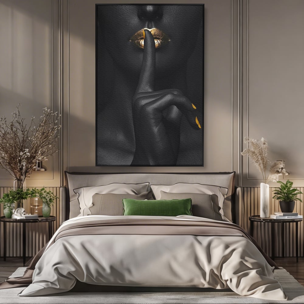 Tablou canvas cu tablou canvas cu buze si deget, in rama de aluminiu negru, pe perete intr-un dormitor